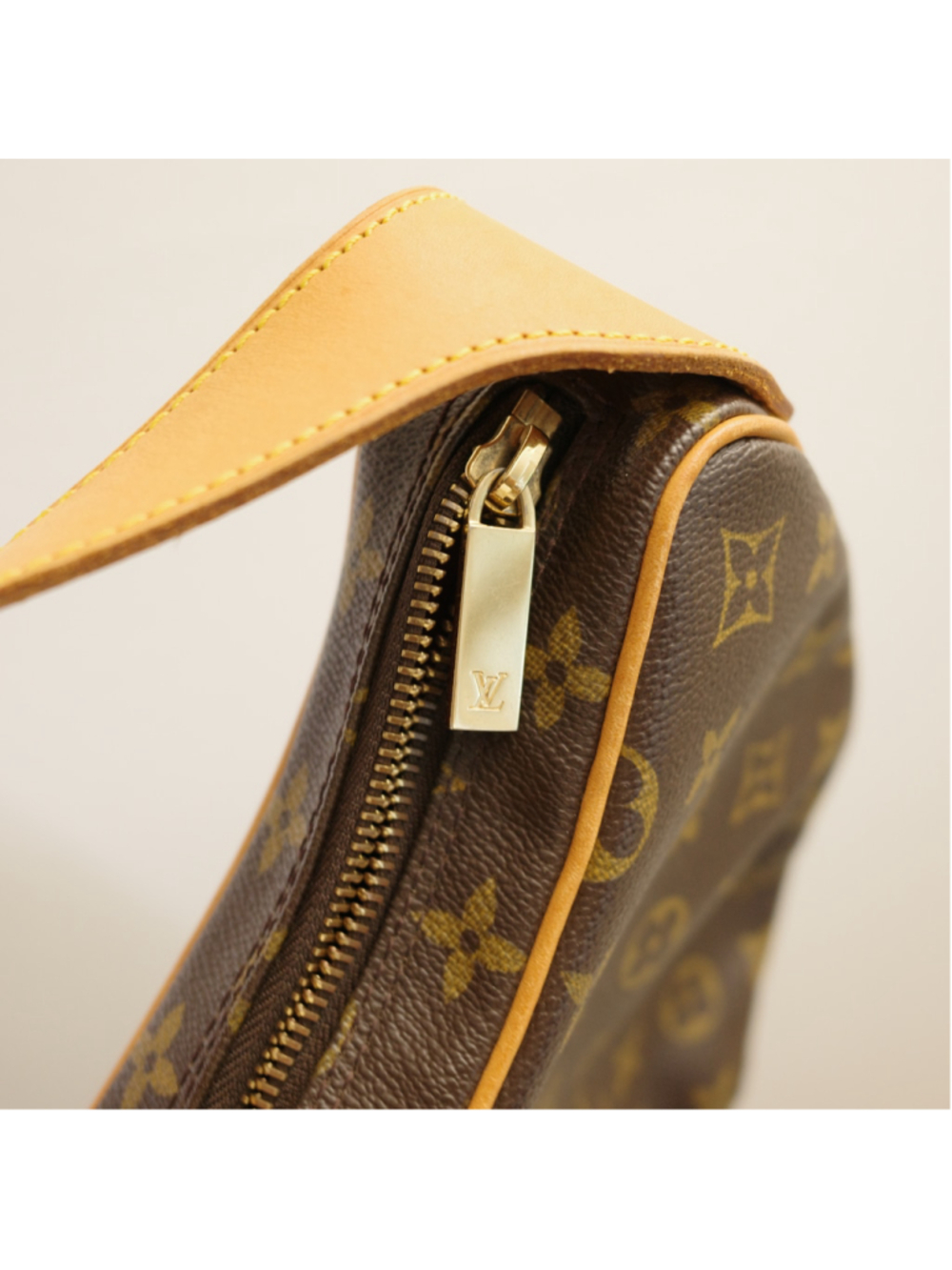 LOUIS VUITTON Monogram Croissant MM - Picture 4 of 15
